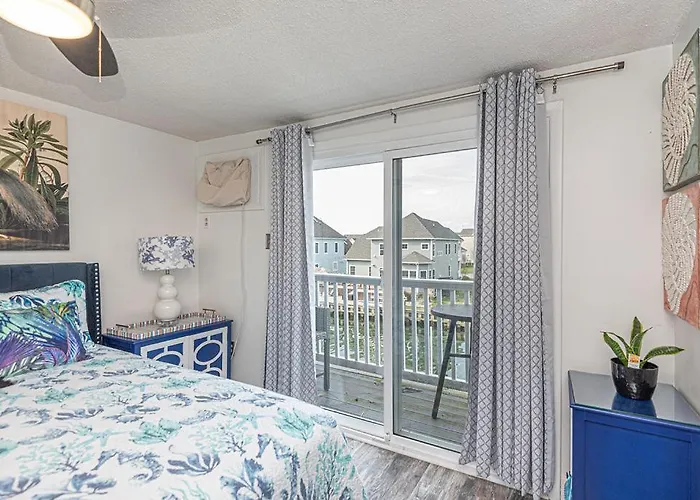 Harbour Bay-cozy Canal-front - Pool & Water Views Holiday home